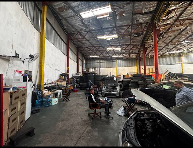2,397M² WAREHOUSE FOR SALE IN SPRINGFIELD PARK